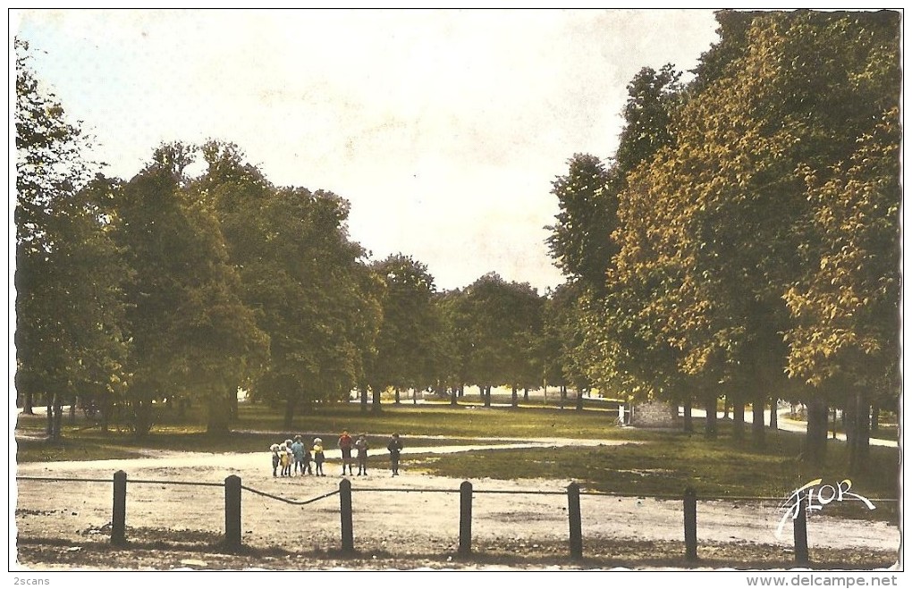 Dépt 79 - BRIOUX-SUR-BOUTONNE - La Grand-Place - (CPSM 8,9 X 14 Cm) - Brioux Sur Boutonne