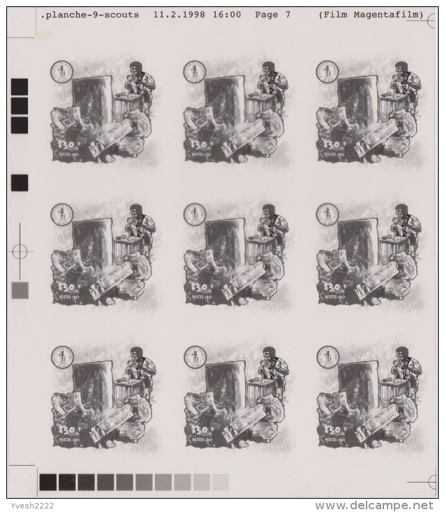 Mali 1998 Y&T 1121. Films négatifs et positifs pour impression offset. Scout regardant à la loupe des minéraux de baryte