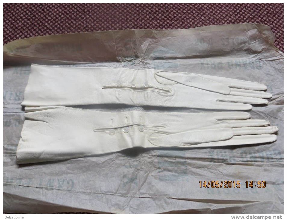 GANTS de SOIREE PERRIN TRES RARE, LOT de 4 PAIRES de GANTS 40 cm,CUIR BLANC ( 3 ) CUIR MARRON CLAIR ( 1 ) Voir SCAN