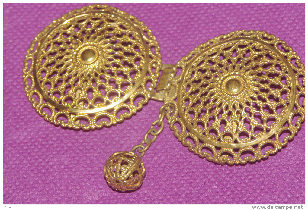 BOUTON BROCHE ATTACHE De  CAPELINE DENTELLE METAL Doré Et GRELOT - Boutons De Col /de Manchettes