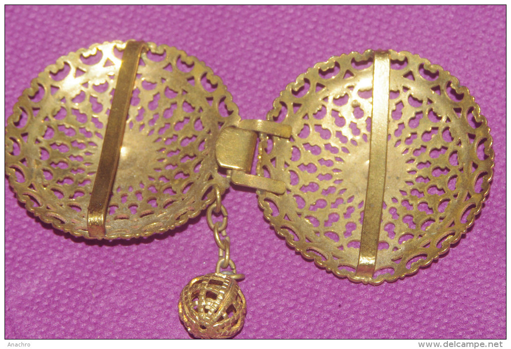 BOUTON BROCHE ATTACHE De  CAPELINE DENTELLE METAL Doré Et GRELOT - Botones De Cuello & De Puño