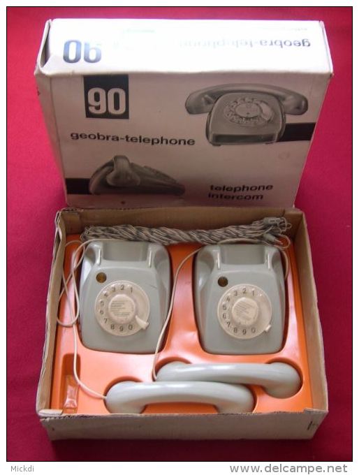 TELEPHONE INTERCOM GEOBRA-TELEPHONE - ANNEES 1960 -  CABLE DE PLUS DE 100 METRES RELIANT LES 2 TELEPHONES - Jouets Anciens