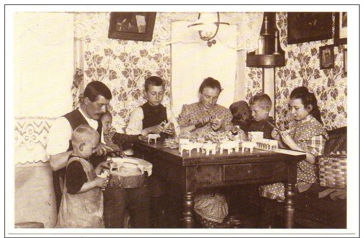 Foto-AK Mit Altem Foto Von Ca. 1910 Familie Im Sächsischen Erzgebirge Bei Der Arbeit - Sonstige & Ohne Zuordnung