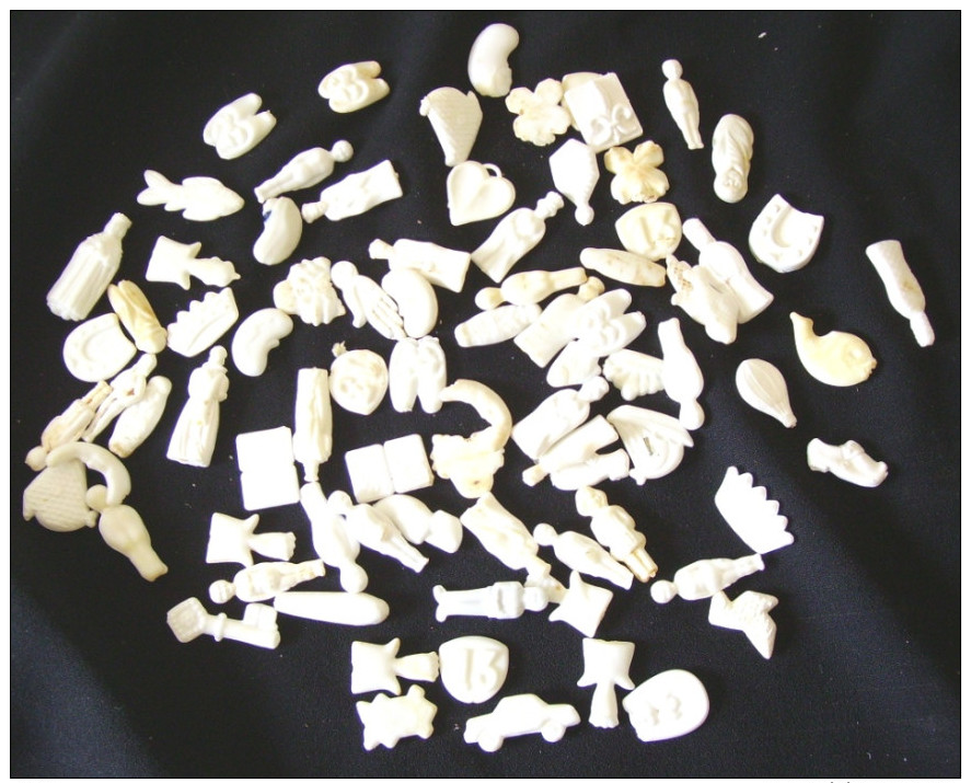 LOT D´ENVIRON  100 FEVES PLASTIQUES ANCIIENNES - Olds