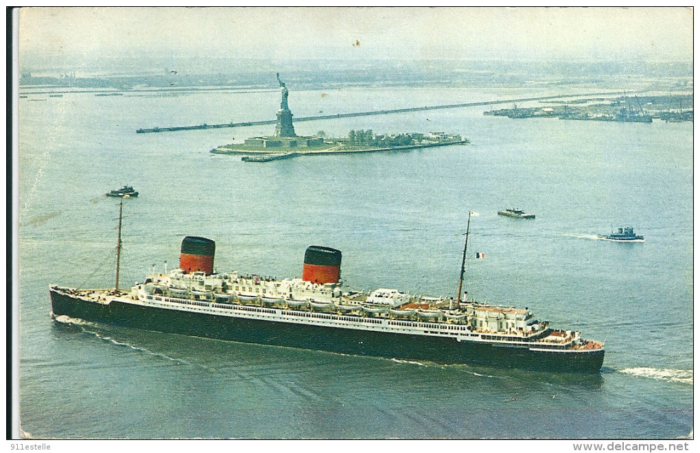 Dans Le Port   NEW YORK , Paquebot Transatlantique , LIBERTE - Statue Of Liberty