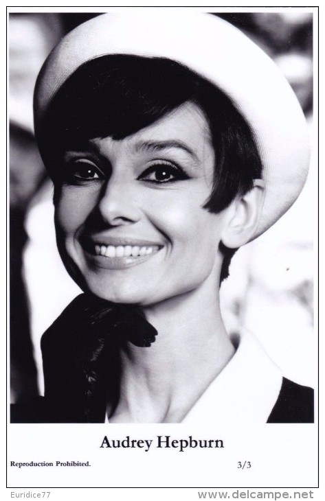 AUDREY HEPBURN - Film Star Pin Up - Publisher Swiftsure Postcards 2000 - Artistas