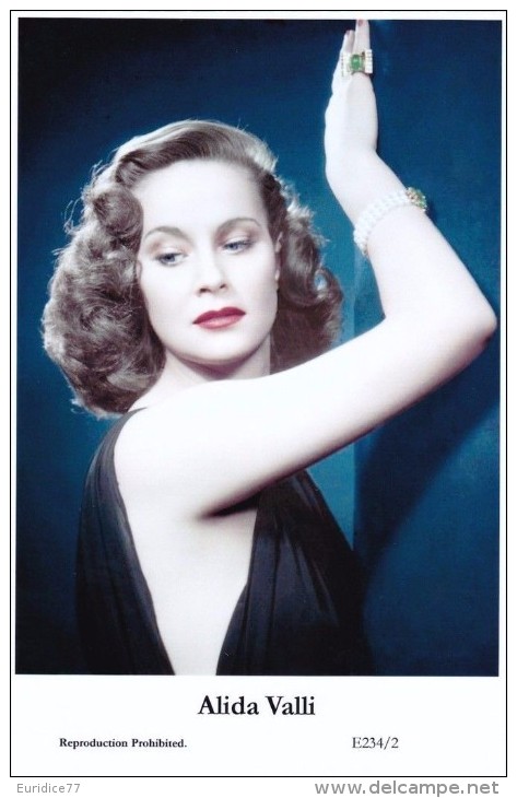 ALIDA VALLI - Film Star Pin Up - Publisher Swiftsure Postcards 2000 - Artistes