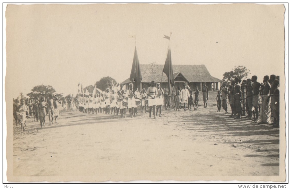 Carte Photo. Congo. Défilé Avec Musiciens &amp; Drapeaux. A Situer. - Africa