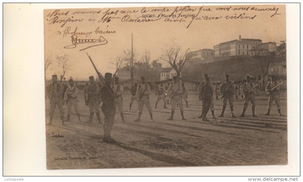 04 - CPA - DIGNE - Place Du Tampinet - Exercice Militaire - Belle Carte ANIMEE Peu Commune - Digne