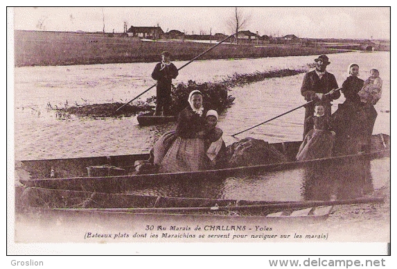 AU MARAIS DE CHALLANS 30 YOLES (BATEAUX PLATS DONT LES MARAICHINS SE SERVENT POUR NAVIGUER SUR LES MARAIS) - Challans