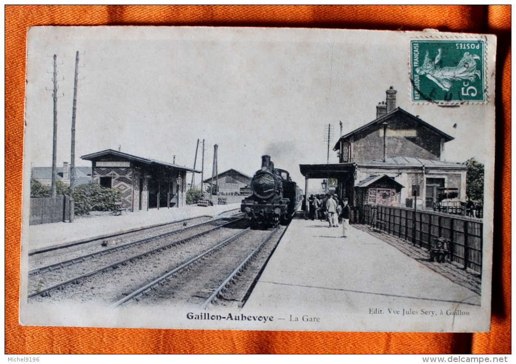 CPA Couleur Gaillon-Aubevoye 27- La Gare Avec Locomotive - Animation Sur Les Quais   Coll Schnabel - Gares - Avec Trains