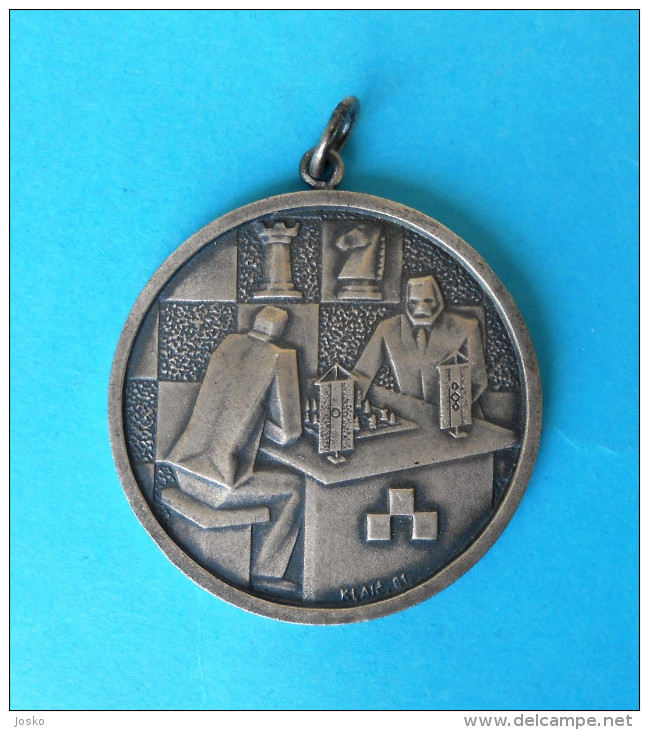 CHESS MEDAL ( 1982 ) - Croatian Old Signed Medal * échecs Pour Les Aveugles Sports Echecs Ajedrez Schach Scacchi Xadrez - Other & Unclassified