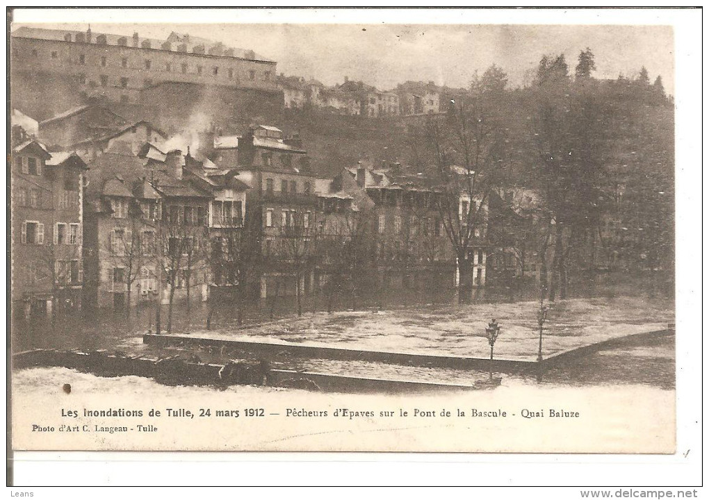 TULLE        Inondations Du 24 MARS 1912    Pêcheurs D'épaves Sur Le Pont De La Bascule,quai Baluze - Tulle