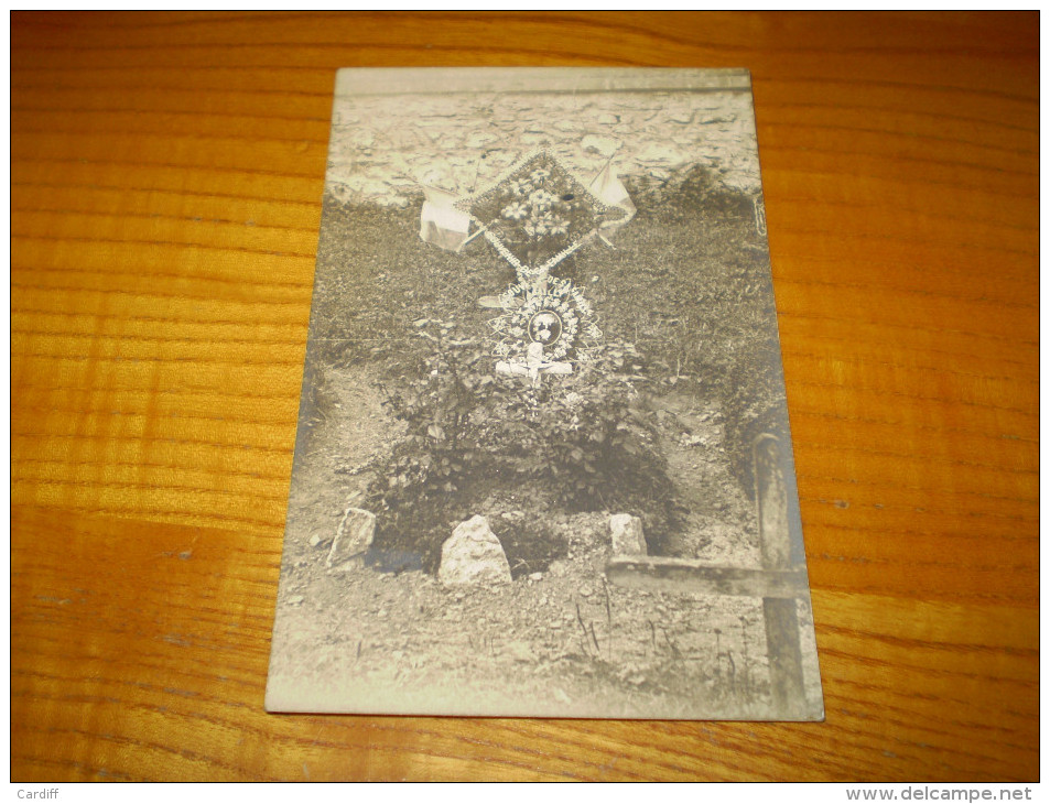 Carte Photo De La Tombe De Maurice Bailly Avec 2 Drapeaux ; Est-ce Celui De Nuits St Geoges ? à Localiser - Funérailles