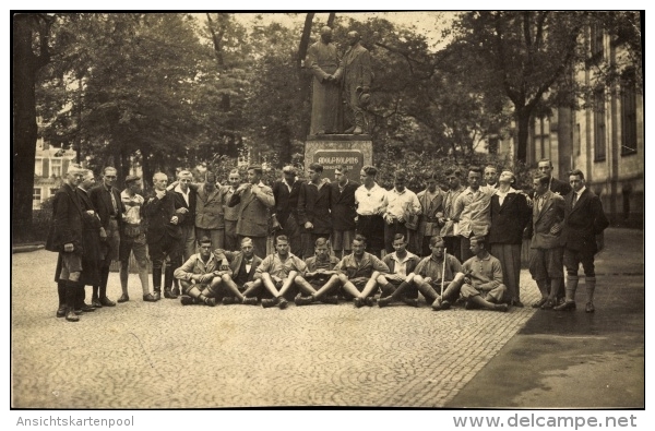 Cp Köln Am Rhein, Männer Posieren Vor Dem Adolf Kölping Denkmal - Sonstige & Ohne Zuordnung