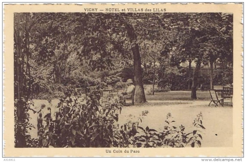 Cpa VICHY Hotel Et Villas Des Lilas Un Coin Du Parc - Vichy