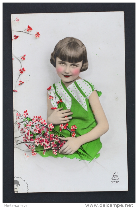 Old 1920´s Real Photo Postcard - Children Topic - Little Girl Posing In Green Dress And Flowers - Grupo De Niños Y Familias