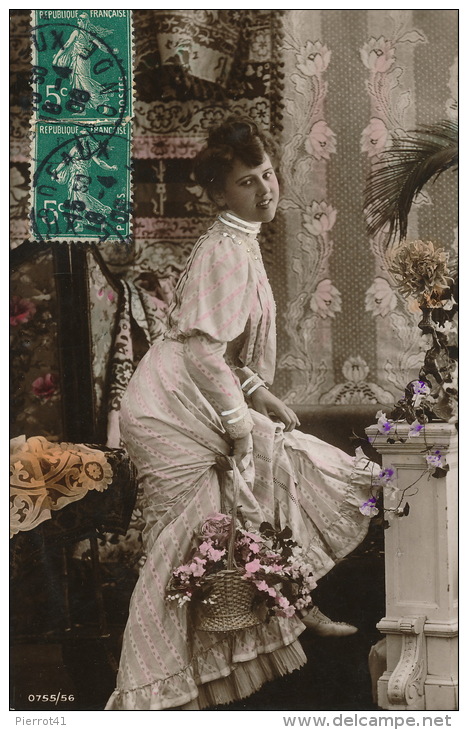 FEMMES - FRAU - LADY - Jolie Carte Fantaisie Portrait Jeune Femme Et Fleurs - Vrouwen