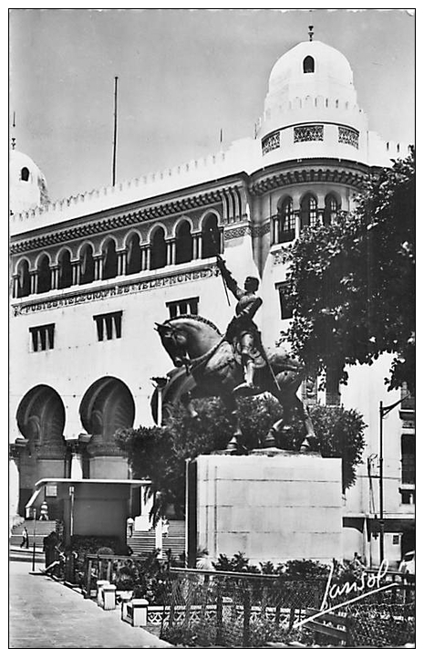 ALGERIE 1190 CPSM Petit Format  ALGER  La  Statue De Jeanne D Arc Et La Poste   Belle Carte - Algerien