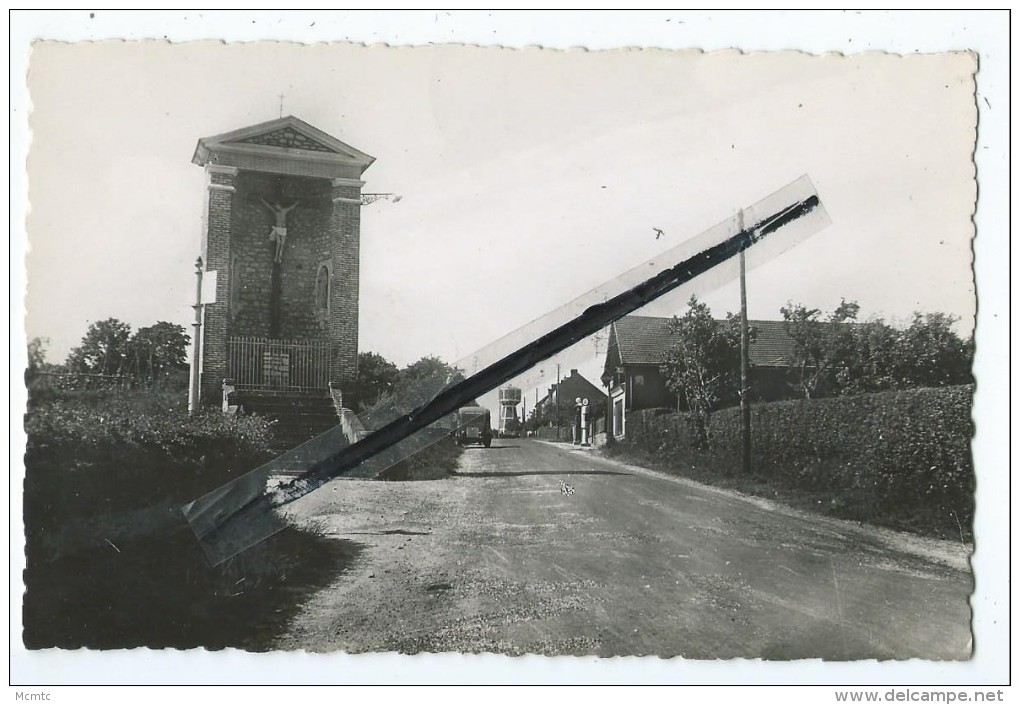 CPSM - Courtomer - Route De Sées - Le Calvaire Et Le Château D'eau - Courtomer