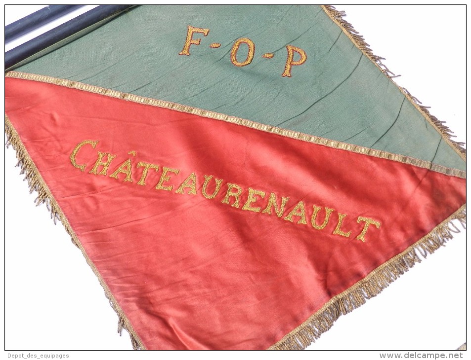 TRES BEAU DRAPEAU CHATEAURENAULT  F.O.P.  - FEDERATION OFFICIERS POITOU - LEGION ETRANGERE ??