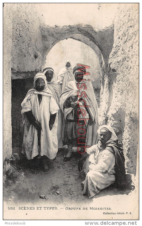 ALGERIE -   GROUPE DE MOZABITES   - Dos Vierge -  2 Scans - Scènes & Types