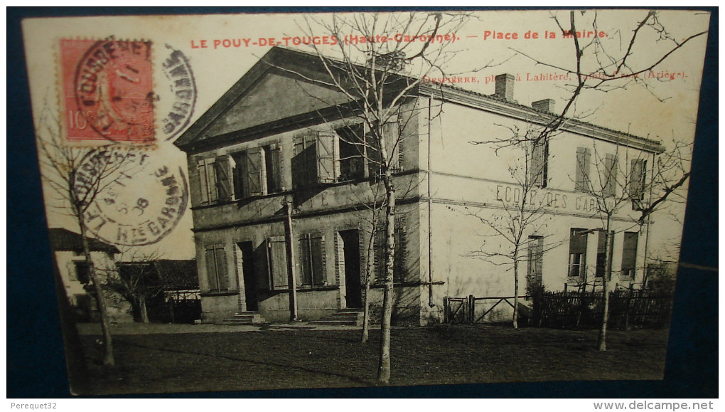 LE POUY DE TOUGES.Place De La Mairie,ecoles.Cpa,voyagé,be - Other & Unclassified