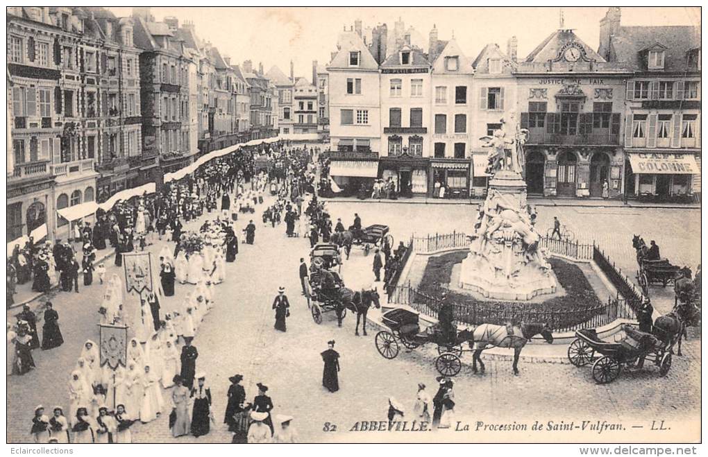 Abbeville     80        Place De L'Amiral Courbet.   La Procession St Vulfran - Abbeville