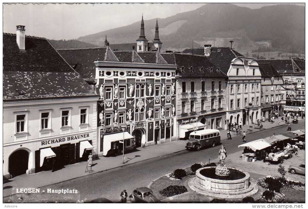 LEOBEN Hauptplatz Geschäfte Markttreiben Autobus Autos, Karte Um 1955 - Leoben