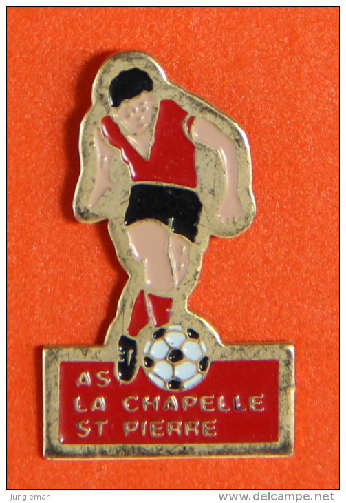 Pin´s - Sport - Foot - Joueur Ballon Au Pied - Lachapelle-Saint-Pierre - Oise - 60 - AS La Chapelle St Pierre - Steden