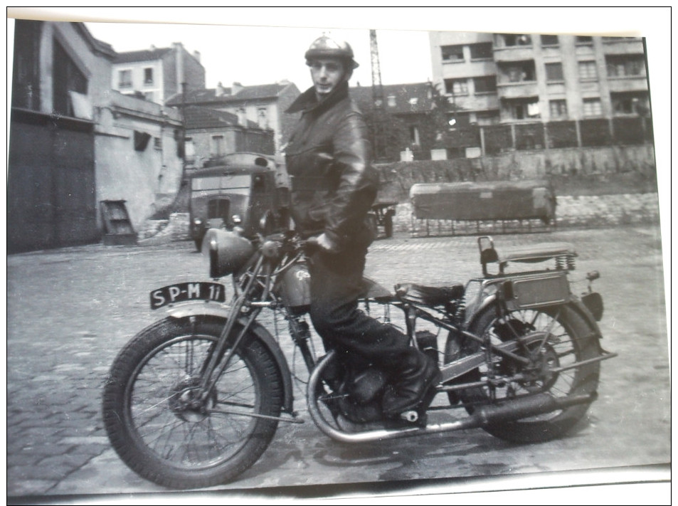 Photo Ancienne D´un Pompier De Paris Sur Sa Moto Peugeot,tirage Posterieur D´origine.10 X 15 Cm. Annèes 30. - Autres & Non Classés