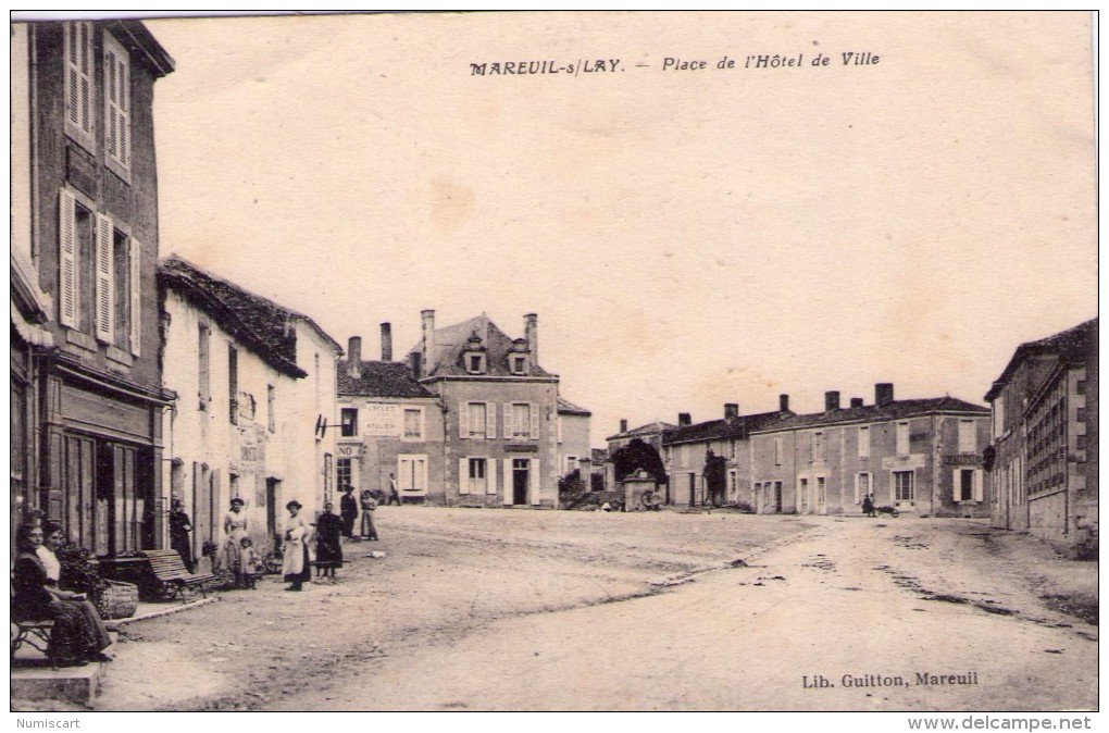 Mareuil-sur-Lay-Dissais.. Animée.. La Place De L'Hôtel De Ville.. Commerces - Mareuil Sur Lay Dissais