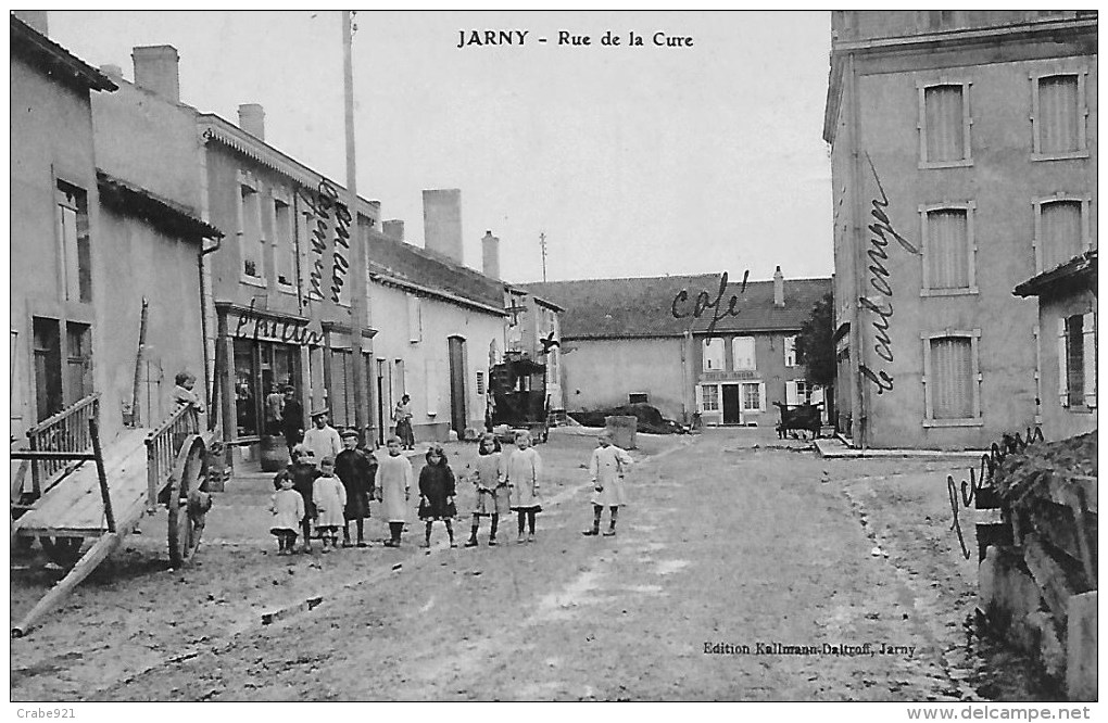 54 JARNY  RUE DE LA CURE   BOULANGER EPICIER ET CAFE    ENFANTS ET HABITANTS DU VILLAGE   TRES RARE *** - Jarny