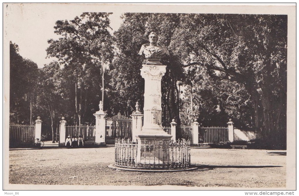 974 - ILE DE LA REUNION  - SAINT DENIS  - Entre Principale Du Jardin De L Etat - Colonial -  Buste De Bailly De Monthion - Saint Denis