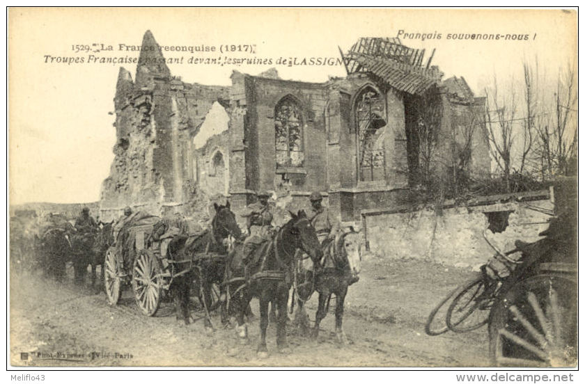 60/ CPA A - Troupes Françaises Devant Les Ruines De Lassigny (Guerre) - Lassigny