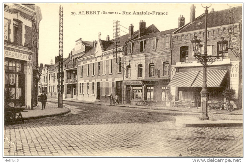 80/ CPA A - Albert - Rue Anatole France - Albert