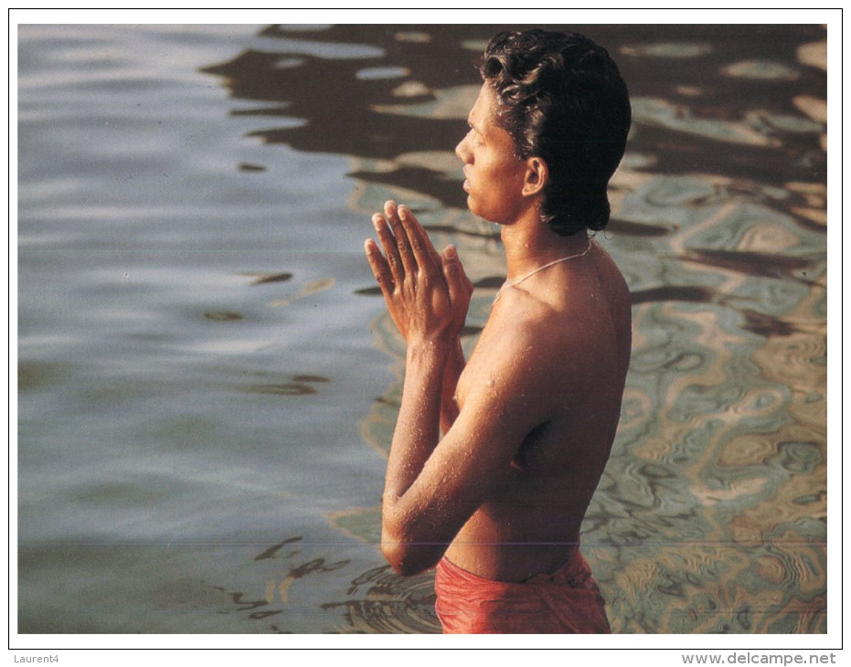 (345 M+S) India - Grange River Prying - Priere (partially Nude Men In River) - Buddhismus