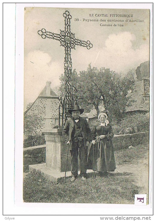 CPA (15) AURILLAC - Paysans  - Costume De Fête .(039) - Aurillac