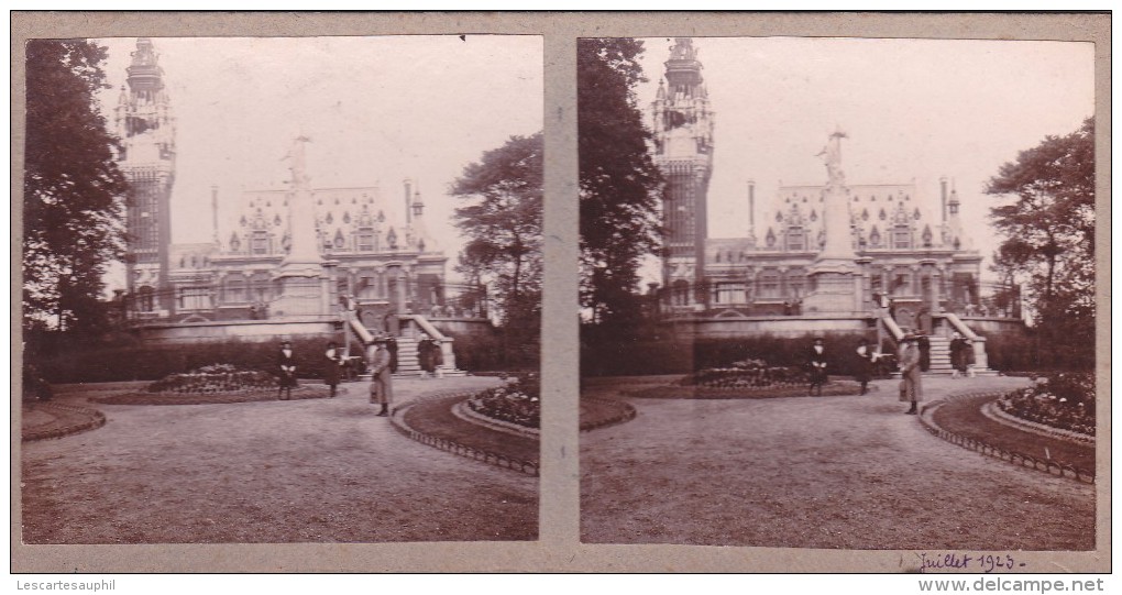 Superbe Photo Du Parc A Coté Du Beffroi De Calais Vue Sur Le Beffroi Femmes Elegantes Juillet 1925 Sous Le Monument - Stereoscopic