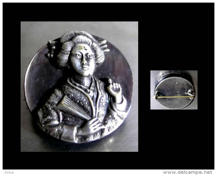 Ancienne Fine Broche Japonaise En Nacre Et Argent Représentant Une Geisha / Old Japanese Silver And Mother-of-pearl Broa - Ethniques