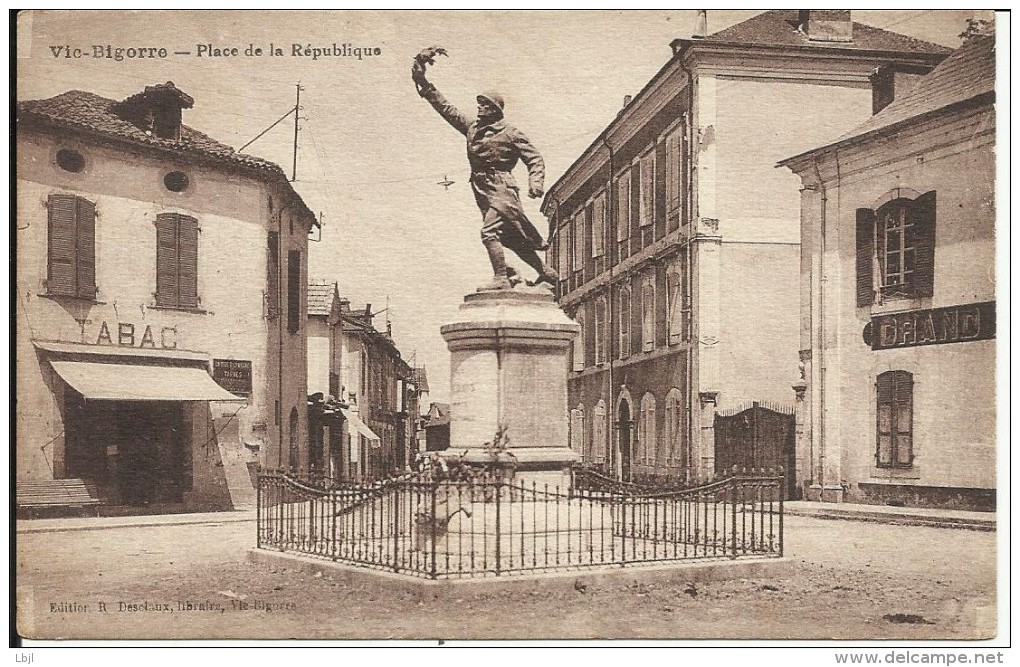 VIC BIGORRE , Place De La République - Vic Sur Bigorre