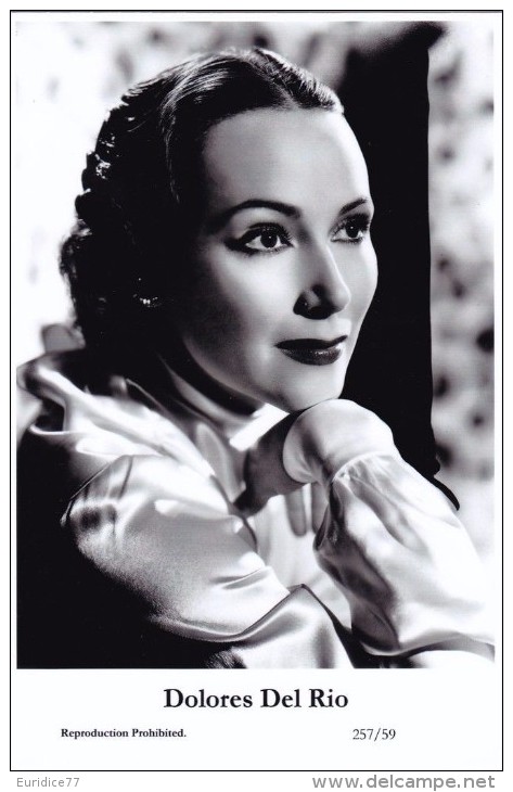 DOLORES DEL RIO - Film Star Pin Up - Publisher Swiftsure Postcards 2000 - Artiesten