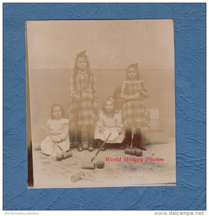 Photo Ancienne - Jeunes Filles Jouent Au Croquet - Jeu Mode Fashion Même Robe Dress Enfant Kid Kind Girl Teen - Anciennes (Av. 1900)