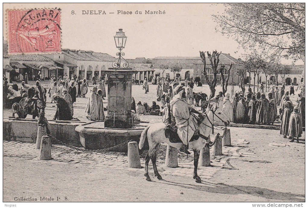 DJELFA - LA PLACE DU MARCHE - SUPERBE CARTE - TRES TRES ANIMEE - CAVALIER - FONTAINE -  TOP !!! - Djelfa