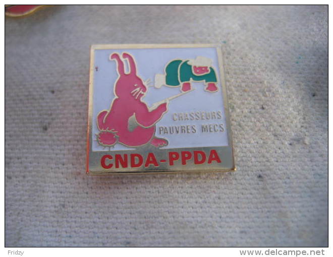 Pin´s Chasseurs, Pauvres Mecs!  CNDA - PPDA - Animals