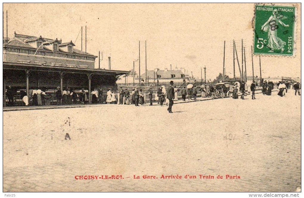 CHOISY LE ROI  La Gare Arrivée D'un Train De Paris Défaut Cote Gauche Cf Scan - Choisy Le Roi