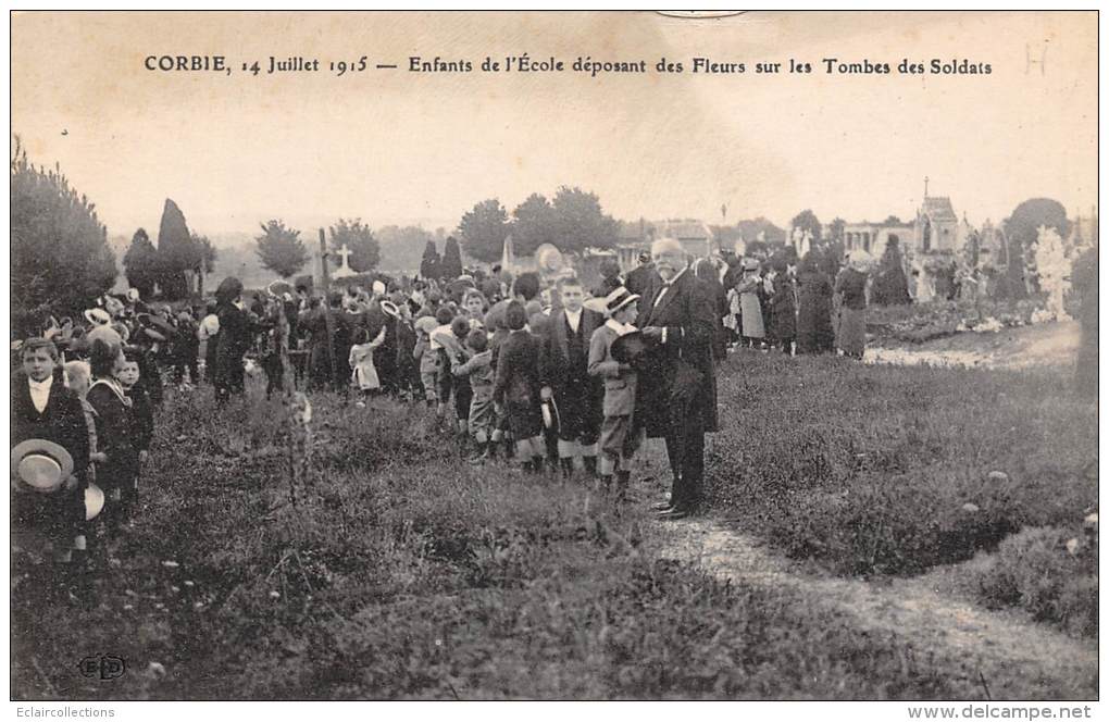 Corbie      80      14 Juillet 1915 Enfants Déposant Des Fleurs Sur Les Tombes De Soldats - Corbie