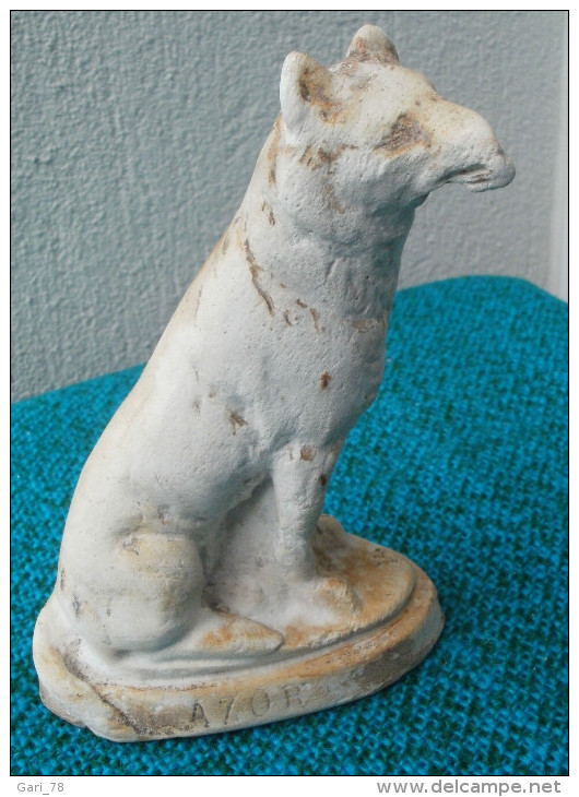 Petit Chien En Plâtre Prénommé AZOR Datant De 1949 - Dieren