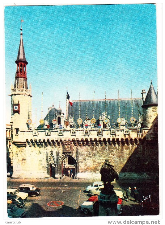 La Rochelle: PANHARD DYNA Z, 2x CITROËN DS, PEUGEOT 203, 3x RENAULT DAUPHINE - L'Hotel De Ville (Char.-Mar., France) - Toerisme