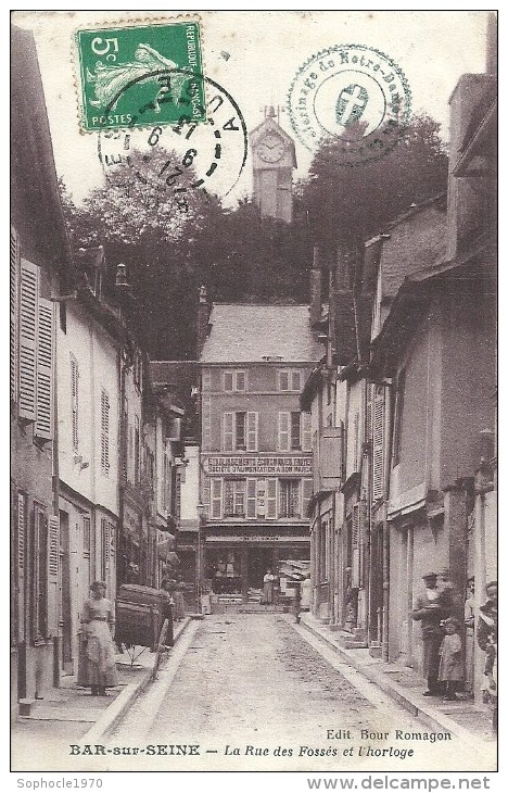 CHAMPAGNE ARDENNE - 10 - AUBE -BAR SUR SEINE - La Rue Des Fossés Et L'horloge - Bar-sur-Seine